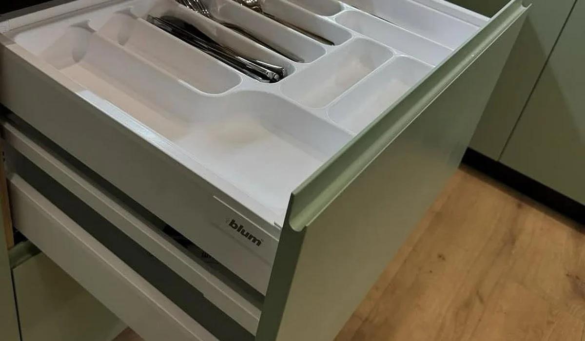 Выдвинутый ящик на направляющих скрытого монтажа Blum: полозьев по бокам не видно — кухня на объекте «Идеал Комфорт»